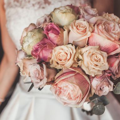 Wedding bouquet pastel roses wide photo Cecilia Backlund kopiera